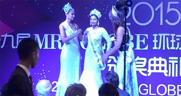 Apsara Basnet gets award at Mrs. Globe 2015