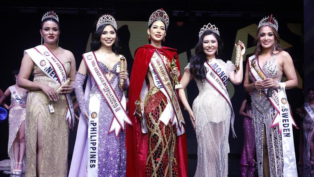 Group photo of Mrs Heritage International 2025 winners during the crowning ceremony in Bangkok.