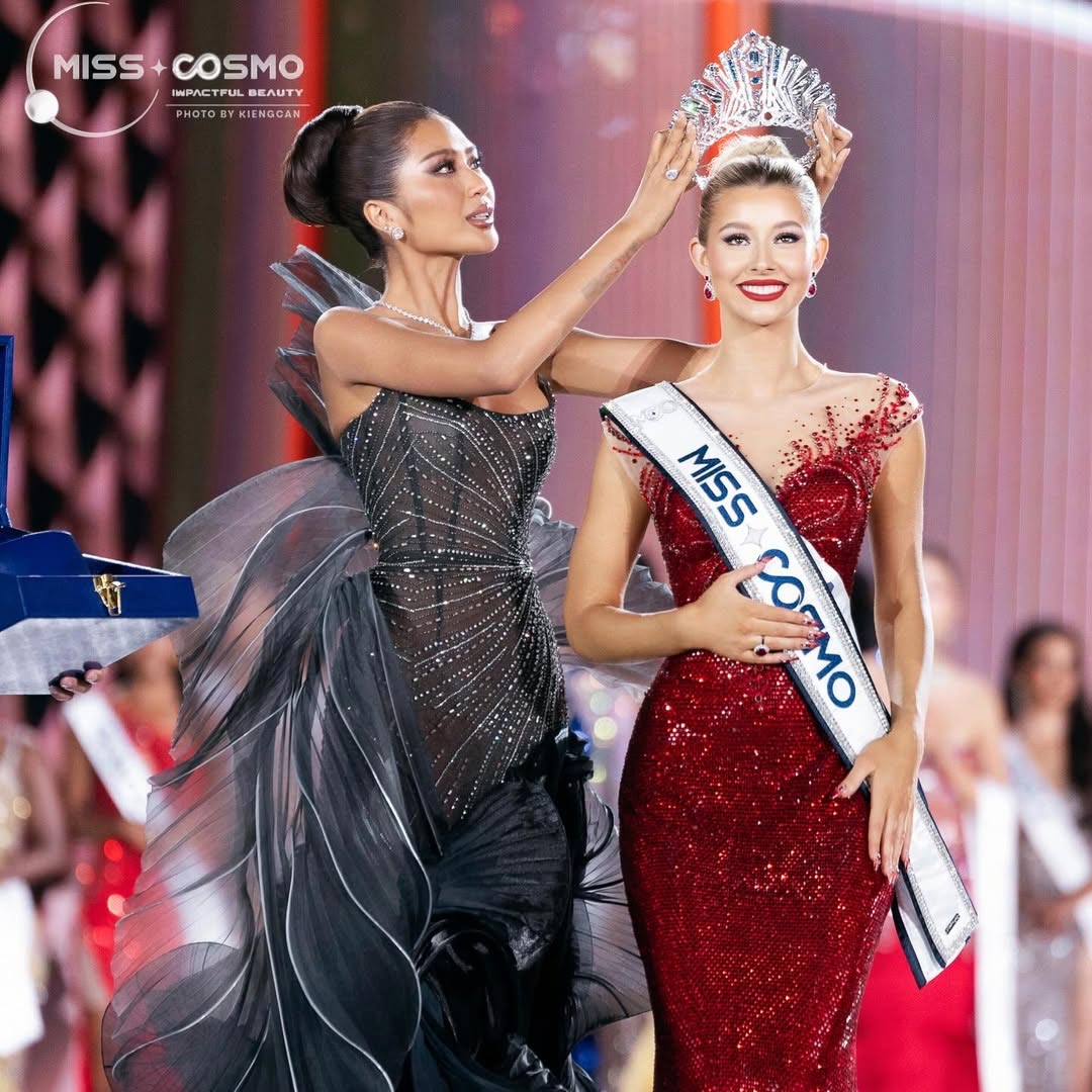 Yolina Lindquist (USA) Crowned Miss Cosmo 2025 on stage by Indonesia&rsquo;s Ketut Permata Juliastrid